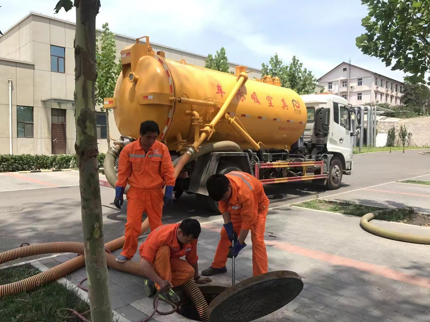 德州管道疏通车停在窨井附近