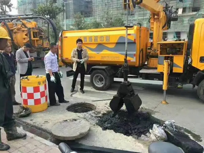 德州街道：网格员化身“清道夫”，为民解忧疏通“堵心”化粪池